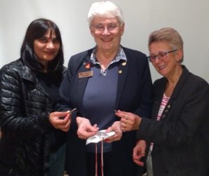 Moira Bartlett shows her Maundy Money to Bakhokaur and Babs