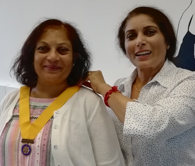 Sarita Shah receives the President-Elect chain of office from President Maya Vansia